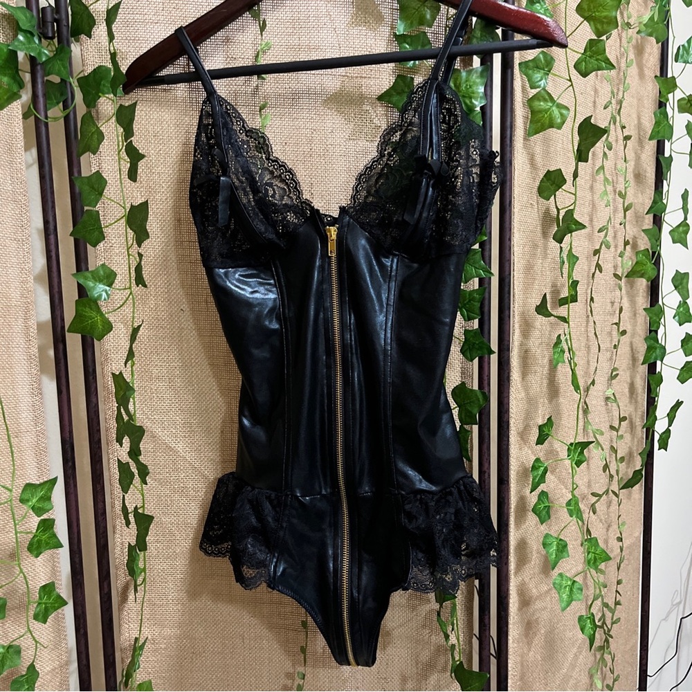 ANN SUMMERS Tasha Wet Look Lace detail zip front